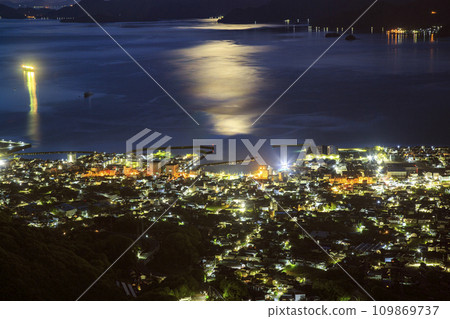 瀨戶內海港夜景與延伸至海面的月亮之路 109869737