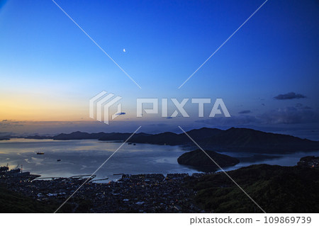 美麗的瀨戶內海群島的黎明風景和有明月 美麗的瀨戶內海群島的黎明風景和有明月 109869739