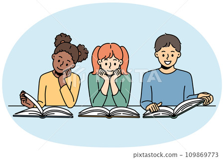 Smiling children reading books 109869773