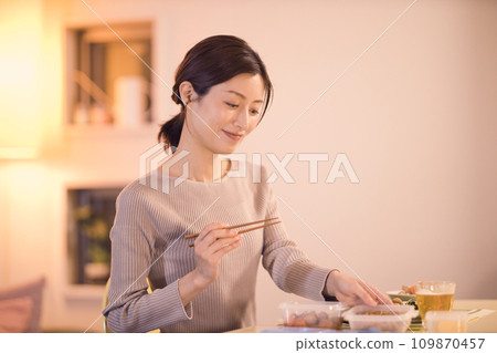 一位女商人的夜間例行公事，用準備好的菜餚吃晚餐 109870457