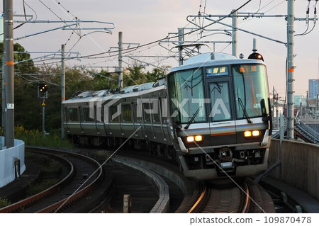 [JR West] Evening 223 series 6000 (Sagano Line: Umekoji Kyoto Nishi Station) 109870478