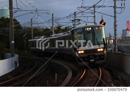 [JR West] 223 series 2500 at dusk (Sagano Line: Umekoji Kyoto Nishi Station) 109870479