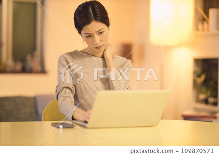Night routine of a business woman who works overtime until late at night Night routine of a business woman who works overtime until late at night 109870571