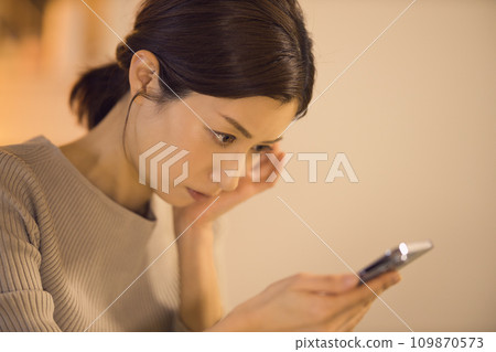 Night routine of a business woman who works overtime until late at night 109870573