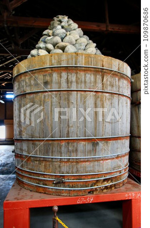 The secret to the deliciousness of “Two Summers, Two Winters” is the natural aging… Red miso from the birthplace of Tokugawa Ieyasu [Haccho miso] in the fermentation vat 109870686