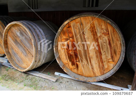 「兩夏兩冬」的美味秘訣在於自然熟成…德川家康的發源地「八丁味噌」發酵桶中的紅味噌 109870687