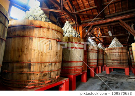 The secret to the deliciousness of “Two Summers, Two Winters” is the natural aging… Red miso from the birthplace of Tokugawa Ieyasu [Haccho miso] in the fermentation vat 109870688