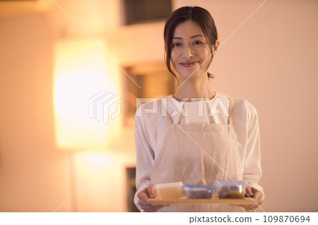 女商人綁著頭髮，準備晚餐 109870694