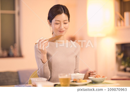 一位女商人的夜間例行公事，用準備好的菜餚吃晚餐 109870963