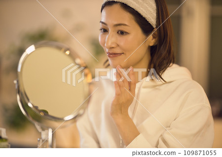 女性洗澡後夜間護理皮膚的例行公事 女性洗澡後夜間護理皮膚的例行公事 109871055