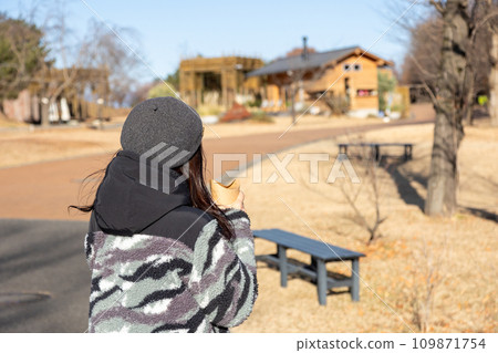 一位女士在觀音山家庭公園散步 109871754