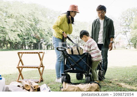 Family/family image preparing for camping Family/family image preparing for camping 109872054