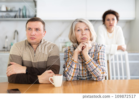 Family quarrel of three people 109872517
