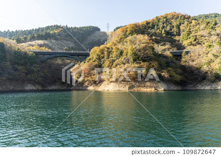 View of the autumn scenery of Lake Miyagase from the pleasure boat Miyamaru 109872647
