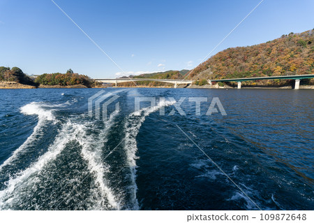 View of the autumn scenery of Lake Miyagase from the pleasure boat Miyamaru 109872648