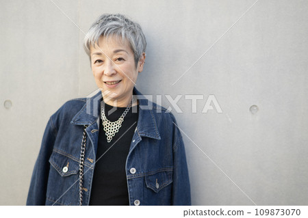 優雅的日本女人,灰白頭髮 優雅的日本女人,灰白頭髮 109873070