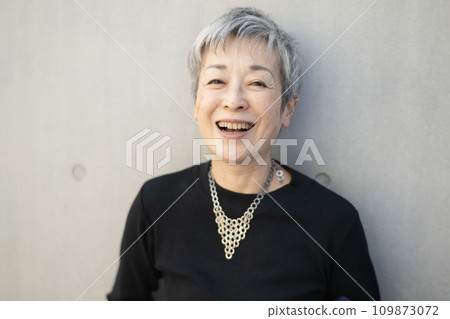 優雅的日本女人,灰白頭髮 優雅的日本女人,灰白頭髮 109873072