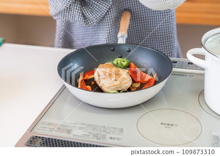 Women cooking Chicken at hand 109873310