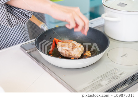 Women cooking Chicken at hand 109873315