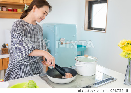 Woman cooking 109873346