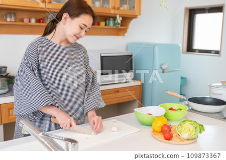 Woman cooking 109873367