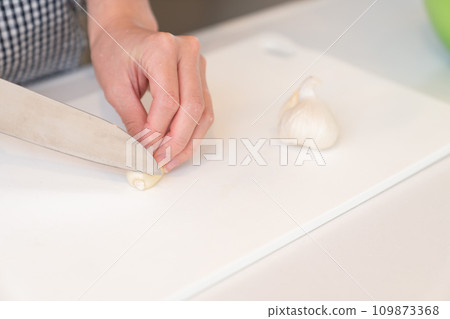 Woman cooking, garlic in hand 109873368