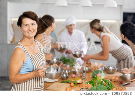 Elderly woman learns to cook at master class Elderly woman learns to cook at master class 109873898