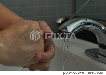 一個女人在自來水下洗手的手 109874581