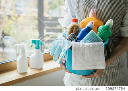 桶子裡拿著清潔工具的女人-清潔圖像素材 109874764