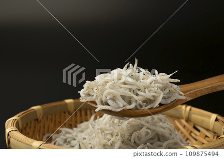 銀魚勺舉起 109875494