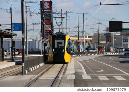 進入湯之森西站的輕軌 109875979