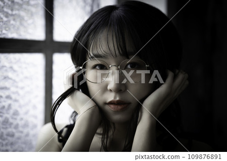 在無聊的氣氛中戴眼鏡的年輕女子 109876891