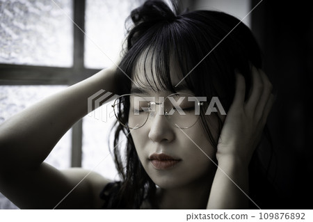 在無聊的氣氛中戴眼鏡的年輕女子 109876892