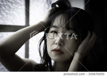 在無聊的氣氛中戴眼鏡的年輕女子 109876893