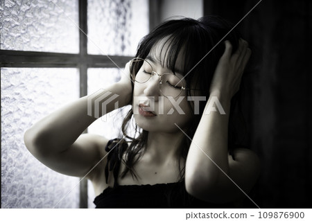 在無聊的氣氛中戴眼鏡的年輕女子 109876900