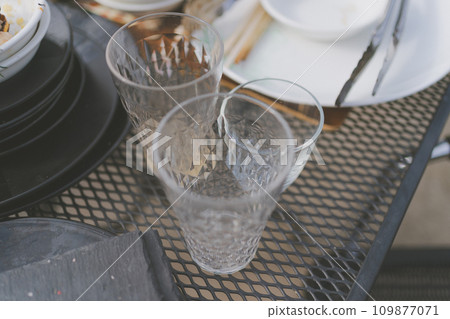table, cup, glass 109877071