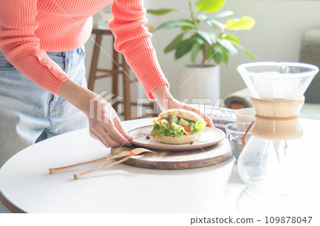 一個女人準備早餐 109878047