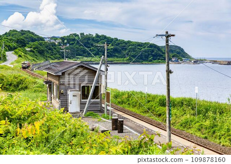 青森縣深浦町五能線箱木站的夏日風景 青森縣深浦町五能線箱木站的夏日風景 109878160