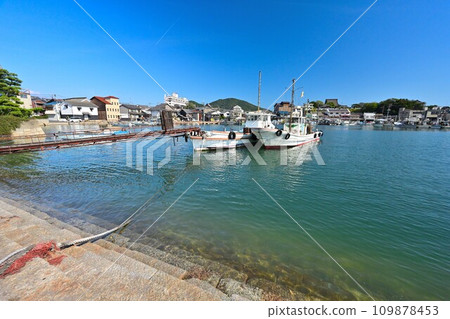Tomo District, Fukuyama City, Hiroshima Prefecture Scenery of the port where the Irohamaru Incident took place: Blue sky and calm fishing port Tomo District, Fukuyama City, Hiroshima Prefecture Scenery of the port where the Irohamaru Incident took place: Blue sky and calm fishing port 109878453