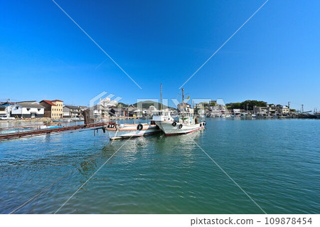 Tomo District, Fukuyama City, Hiroshima Prefecture Scenery of the port where the Irohamaru Incident took place: Blue sky and calm fishing port Tomo District, Fukuyama City, Hiroshima Prefecture Scenery of the port where the Irohamaru Incident took place: Blue sky and calm fishing port 109878454