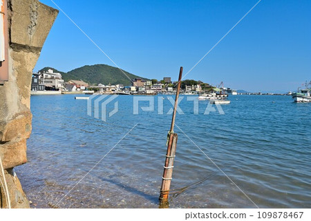 Tomo District, Fukuyama City, Hiroshima Prefecture Scenery of the port where the Irohamaru Incident took place: Blue sky and calm fishing port 109878467