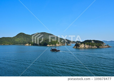 Tomo District, Fukuyama City, Hiroshima Prefecture Scenery of the port where the Irohamaru Incident took place: Blue sky and calm fishing port 109878477