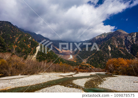 Autumn scenery of Kamikochi Autumn scenery of Kamikochi 109878575