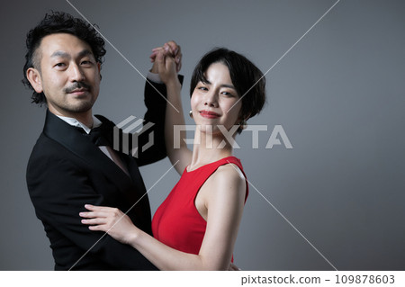 Ballroom dance upper body close-up Ballroom dance upper body close-up 109878603