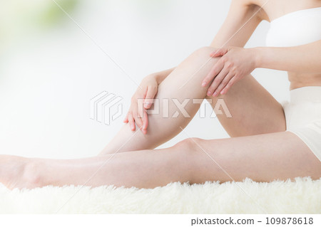 一位女士正在按摩並去除腿、小腿等處的毛髮。只有腿的特寫,沒有臉,前面有綠色模糊 一位女士正在按摩並去除腿、小腿等處的毛髮。只有腿的特寫,沒有臉,前面有綠色模糊 109878618