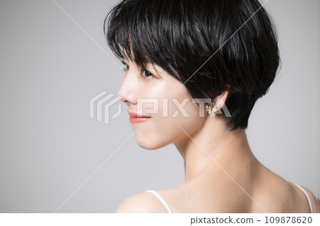 回眸美肩的日本女人。美顏回報的明亮版。也適合美容院和脫毛。複製到左邊 109878620