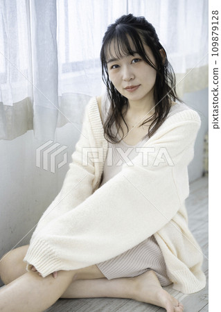 一個毛茸茸的女孩，有著女性化的氛圍，在她的房間放鬆 109879128