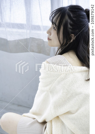 A fluffy girl with a feminine atmosphere relaxing in her room 109879142