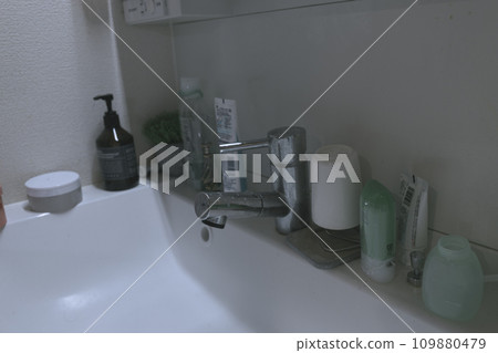 Washbasin for men living alone Washbasin for men living alone 109880479