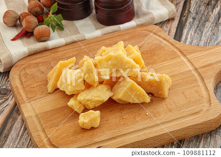 Crushed hard parmesan cheese pieces 109881112